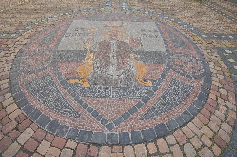 Round floor mosaic with city coat of arms and crown, paving stones, arts and crafts, main market, Gotha, Thuringia, Germany