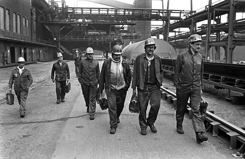 Essen, 17.11.85, JE - After work, workers at the Zollverein coking plant leave their work gap at the end of the shift. The coking plant was discontinued in 1993. Together with Zollverein Colliery, the former coking plant was declared a World Heritage Site by UNESCO in 2001, Essen, Germany