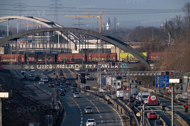 Traffic jam on the A43 motorway near Herne, heading north, in front of the barrier system, the vehicles heavier than 3.5 t stop and are then diverted, behind the barrier there is a dilapidated bridge across the Rhine-Herne Canal, which must be renewed, heavy vehicles must not pass through the bridge, railway bridges, freight train, North Rhine-Westphalia, Germany