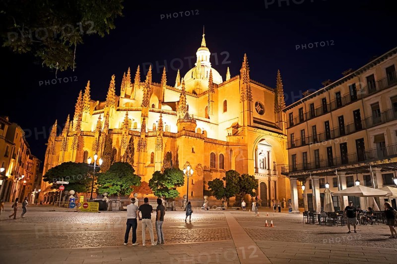 Cathedral of Nuestra Señora de la Asunción y de San Frutos in Plaza Mayor at night, Segovia, Province of Segovia, Castile and Leon, Spain