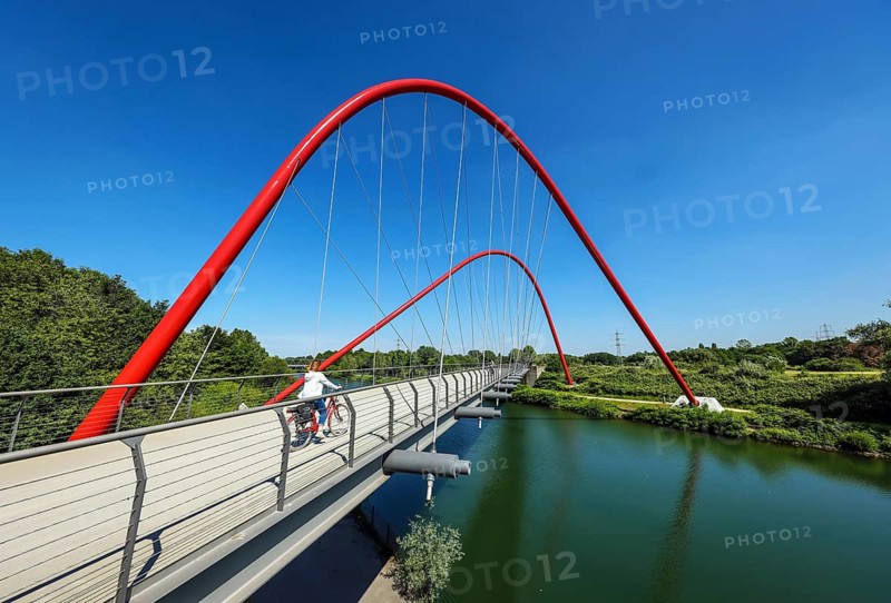 30.07.2022, Gelsenkirchen, North Rhine-Westphalia, Germany, Nordsternpark, here with the double arch bridge on the Rhine-Herne Canal. Parks and gardens in the Ruhr area. Nordsternpark is a landscape park on the site of the former Nordstern colliery in Gelsenkirchen. Following the closure of the Nordstern colliery in 1993, the site was completely renovated and transformed into a landscape park. The Federal Garden Show was held in the park in 1997. The site will be further redesigned as part of the IGA 2027. 00X220730D036CARO (MODEL RELEASE: NO, PROPERTY RELEASE: NO (c) caro images / Rupert Oberhaeuser, http://www.caro-images.com, info@caro-images.com, If the photo is used for purposes other than journalism, please contact the agency, Any use of the photo is subject to a fee !)