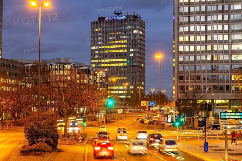 Evening city centre traffic in Essen, large intersection, Bismarck Platz, Hindenburg Strasse, Krupp Strasse, this area would also be affected by a diesel driving ban, below the intersection runs the A40 motorway, in the Ruhrschnellweg tunnel