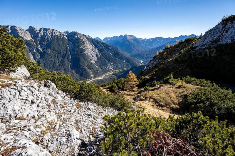Mountain landscape in autumn, view of the Upper Isar Valley with Pleisenspitze in the Karwendel, ascent to the Große Arnspitze, near Scharnitz, Bavaria, Germany