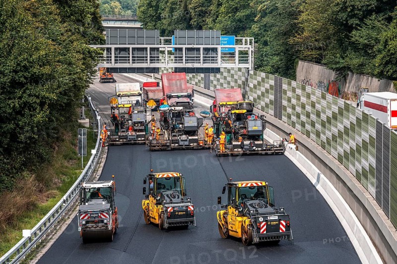 Rehabilitation of the A52 motorway near Essen, an 8 km long section between the Essen-Kettwig junction and the Essen-Ost motorway junction was completely renovated over a period of 9 years, 6 lanes, new drainage pipes, carriageway, bridges, noise barriers, traffic facilities, here the last section, direction Düsseldorf, new carriageway surface, laying of porous asphalt, whispering asphalt, at the Essen-Rüttenscheid junction, North Rhine-Westphalia, Germany