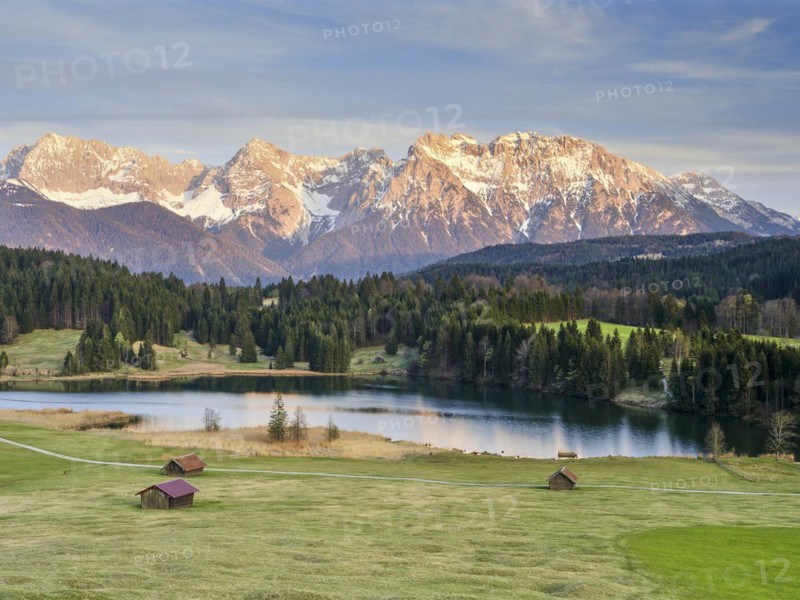 Huts at Geroldsee or Wagenbrüchsee, Krün near Mittenwald, Karwendel, Werdenfelser Land, Upper Bavaria, Bavaria, Germany