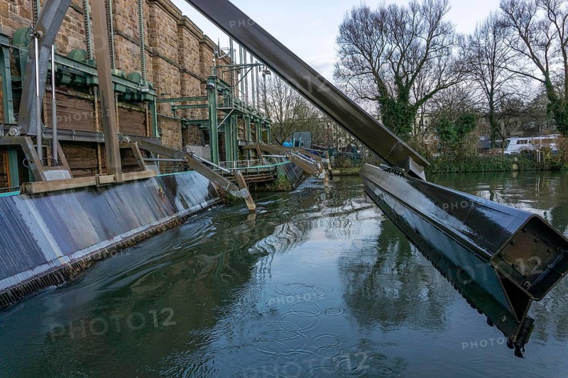 Kahlenberg hydroelectric power plant power station, on the Ruhr near Mülheim, trash rack, automatically cleans the protective grids in front of the inlets of the 3 turbines, cleans them of flotsam, historic building from 1925, operated by RWW Rheinisch-Westfälische Wasserwerksgesellschaft North Rhine-Westphalia, Germany