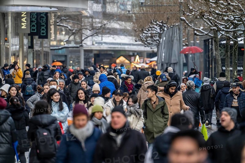 Shopping street Zeil, pedestrian zone, winter weather, people shopping, Frankfurt am Main, Hesse, Germany