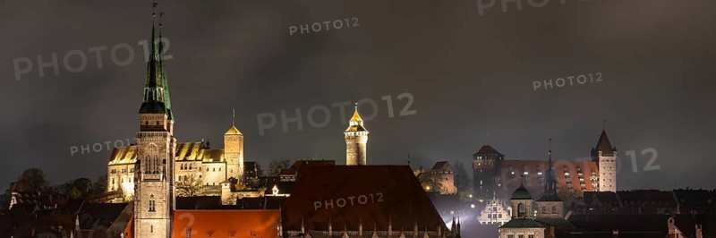 View of the Imperial Castle, St Sebald's Church in front, night shot, Nuremberg, Middle Franconia, Franconia, Bavaria, Germany