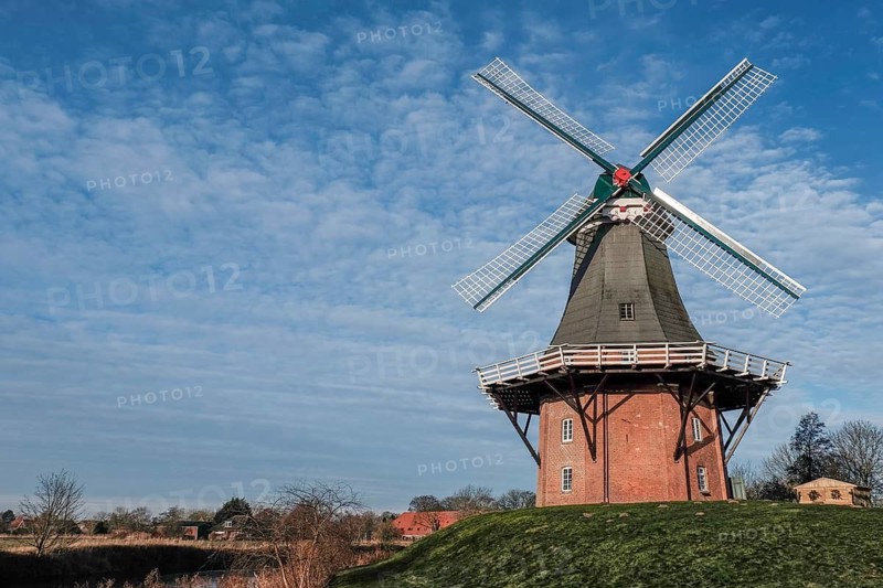 Zwillingsmühle, Green Mill at the Old Greetsieler Sieltief, Greetsiel, Krummhörn, North Sea, East Frisia, Lower Saxony, Germany