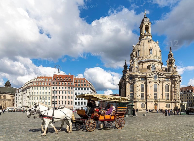 Horse-drawn carriage in front of the Church of Our Lady on Neumarkt, Dresden, Saxony, Germany