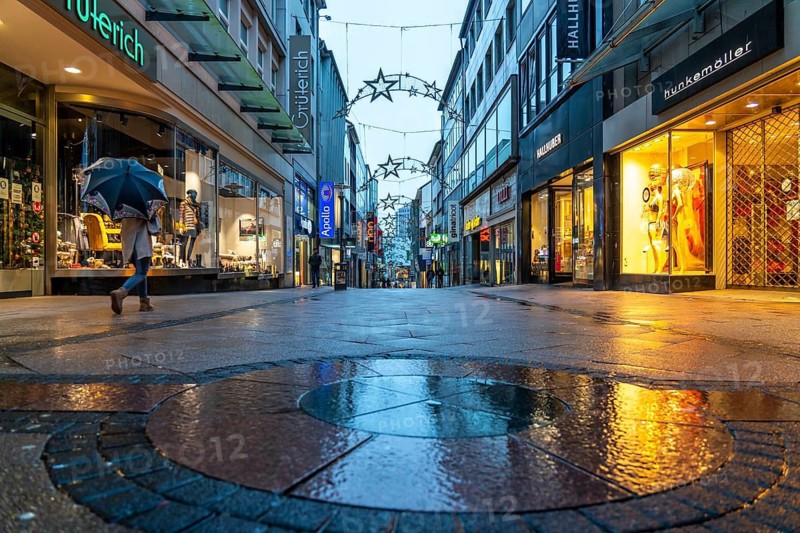 Christmas lockdown in the Corona crisis, empty shopping street, closed shops, hardly any passers-by, Limbecker Straße, Essen, North Rhine-Westphalia, Germany