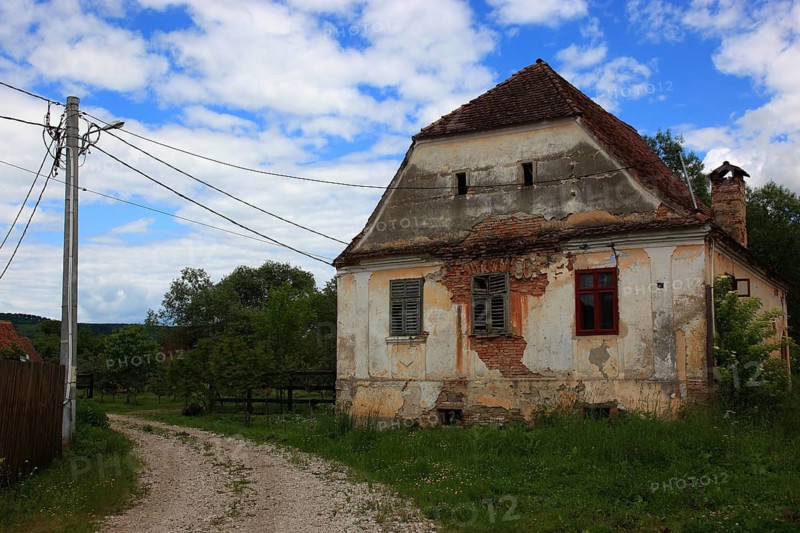 Romania, dilapidated house in the village of Mesendorf, Moischendref or Meschendorf, in the district of Brasov, Transylvania