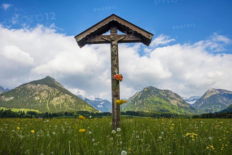Field cross with Christ figure, Lorettowiesen near Oberstdorf, Allgaeu Alps, Allgaeu, Bavaria, Germany