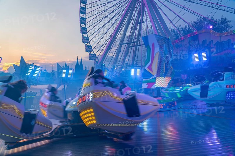 Deutz funfair on the Rhine, at Easter, funfair, break-dancer ride, Ferris wheel, Cologne Cathedral, Cologne, North Rhine-Westphalia, Germany
