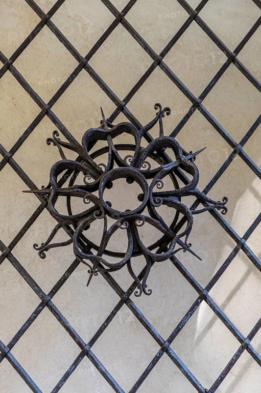 Metal rose at the Tor tor to the castle park in Thürmsdorf, Struppen, Saxon Switzerland, Saxony, Germany