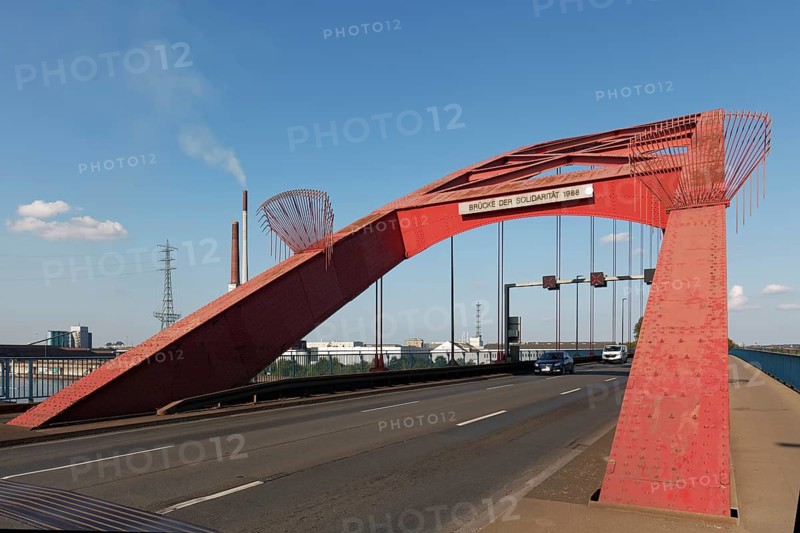 Bridge of Solidarity, road bridge between Rheinhausen and Duisburg-Hochfeld, arch bridge from 1934, Duisburg, North Rhine-Westphalia, Germany
