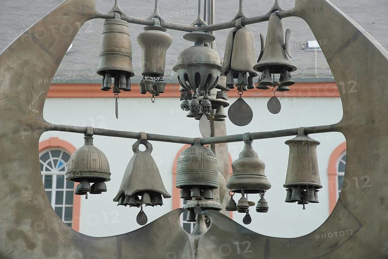 Glockenspiel by Gernot Rumpf 1975 called Beamtenwecker, bronze sculpture, modern art, wind chimes, bells, bell tree, detail, Ministry of Education, Ministry of Culture, historic city centre, Mainz, Rhine-Hesse region, Rhineland-Palatinate, Germany