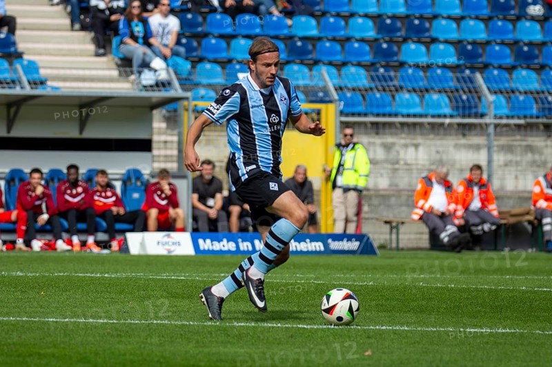 Football 3rd division, season 2024/25, matchday 8: Waldhof Mannheim vs Rot-Weiß Essen. Picture: Felix Lohkemper (9, Mannheim)