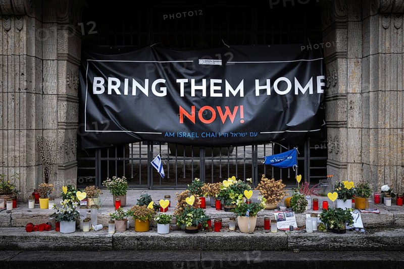 A BRING THEM HOME NOW! banner hangs in front of the Orthodox Synagogue in Frankfurt's Westend. It refers to the Israeli hostages who have been held hostage by the terrorist organisation Hamas since the attack on Israel on 7 October 2023. Following months of negotiations, a ceasefire has been in place between Israel and Hamas since 19 January 2025. Prisoners are to be exchanged between the parties to the conflict in several phases, Orthodox Synagogue Westend, Frankfurt am Main, Hesse, Germany