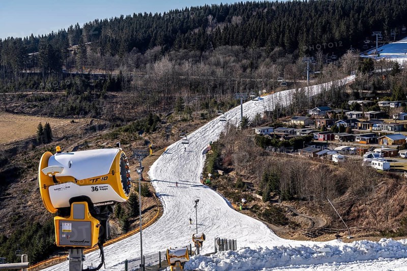 Winter sports area in the Sauerland, Winterberg ski lift carousel, artificial snow pistes, artificial snow from over 360 snow guns, Schneewittchenhang ski area on Bremberg, campsite, winter camping, 12 of 24 lifts are in operation in mid-March, the rest of the landscape is snow-free, North Rhine-Westphalia, Germany