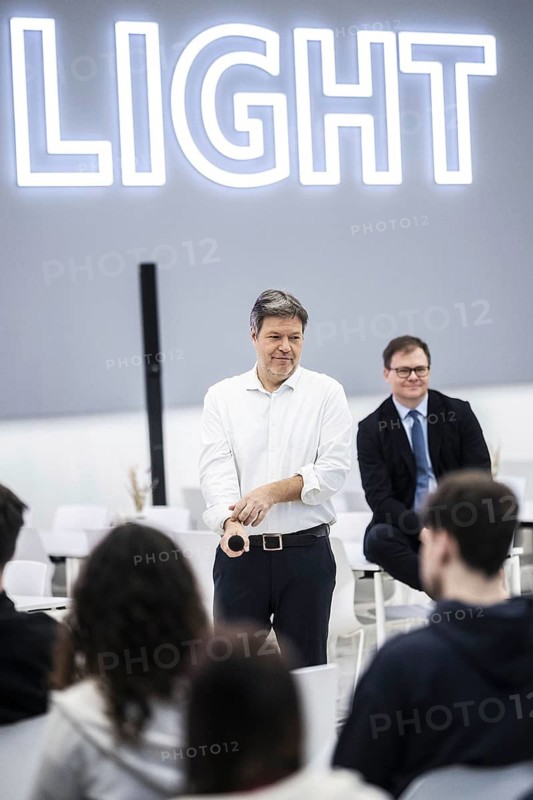 The Federal Minister of Economics and Climate Protection Robert Habeck visits the Jena-Gv?schwitz campus of Jenoptik Optical Systems GmbH on 15.02.2024 and meets Jenoptik CEO Dr Stefan Träger Dialogue with trainees in the canteen Photographed on behalf of the BMWK