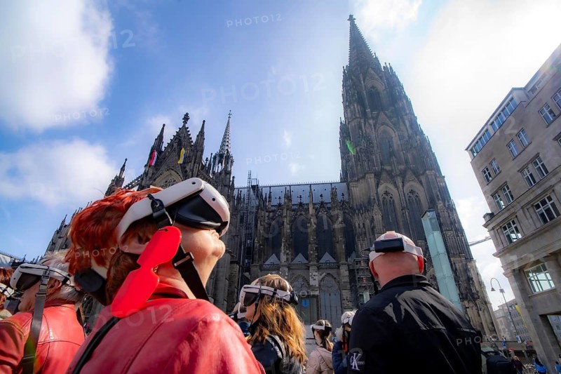 Timeridego, virtual city tour with VR glasses, on various topics, virtual reality time travel into the past of Cologne, here at Cologne Cathedral, North Rhine-Westphalia, Germany