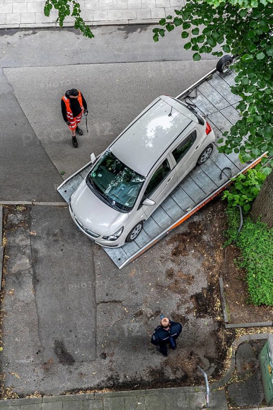 A car is towed away, parked in a zone with an absolute stopping ban, the towing service comes on the orders of the local public order office, in the run-up to a major sporting event, Essen, North Rhine-Westphalia, Germany