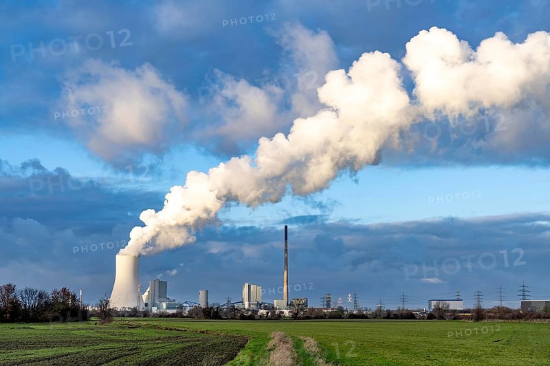 The STEAG coal-fired power plant Duisburg-Walsum, on the site of the former Walsum colliery, on the Rhine, Block 10 in operation, 181 metre high cooling tower, cloud of water vapour and exhaust gases, clean gas discharge, electricity and district heating production, Lower Rhine landscape, Duisburg, North Rhine-Westphalia, Germany