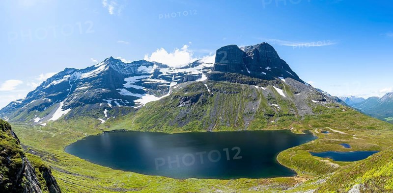 View of mountain landscape and lake Giklingdalsvatnet, Flatvaddalen high valley, Innerdalen side valley, Sunndal, Møre og Romsdal, Vestlandet, Norway