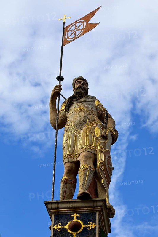 Statue Romans with the city flag of Erfurt at the fish market, Erfurt, Thuringia, Germany