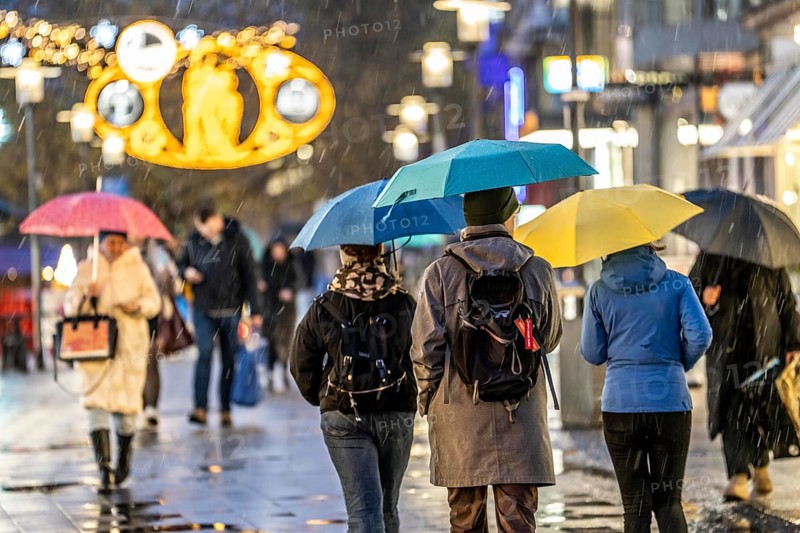 Rainy weather, passers-by with umbrellas, empty Christmas market, Essen, North Rhine-Westphalia, Germany