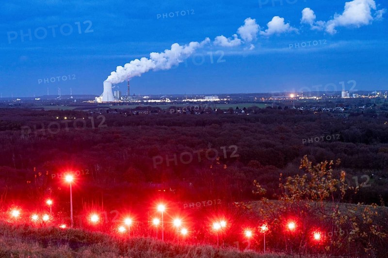 The STEAG coal-fired power plant Duisburg-Walsum, on the site of the former Walsum colliery, on the Rhine, Block 10 in operation, 181 metre high cooling tower, cloud of water vapour and exhaust gases, clean gas discharge, electricity and district heating production, lights on the Rheinpreußen slag heap, illumination of the slag heap sign das Geleucht, Duisburg, North Rhine-Westphalia, Germany
