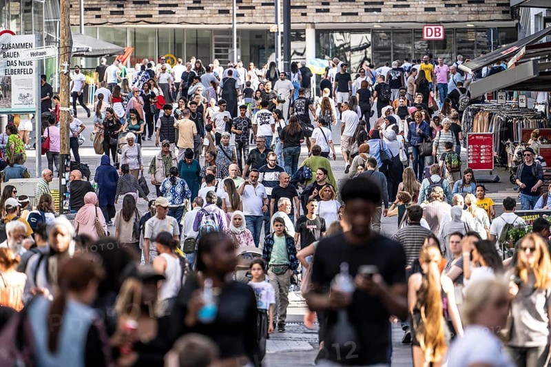 At the main railway station, Alte Freiheit street, crowded pedestrian zone, many people, Wuppertal, North Rhine-Westphalia, Germany