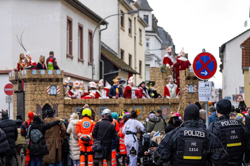 A large police force ensures safety on the Klaa Paris carnival parade in the Heddernheim district of Frankfurt, Heddernheim, Frankfurt am Main, Hesse, Germany