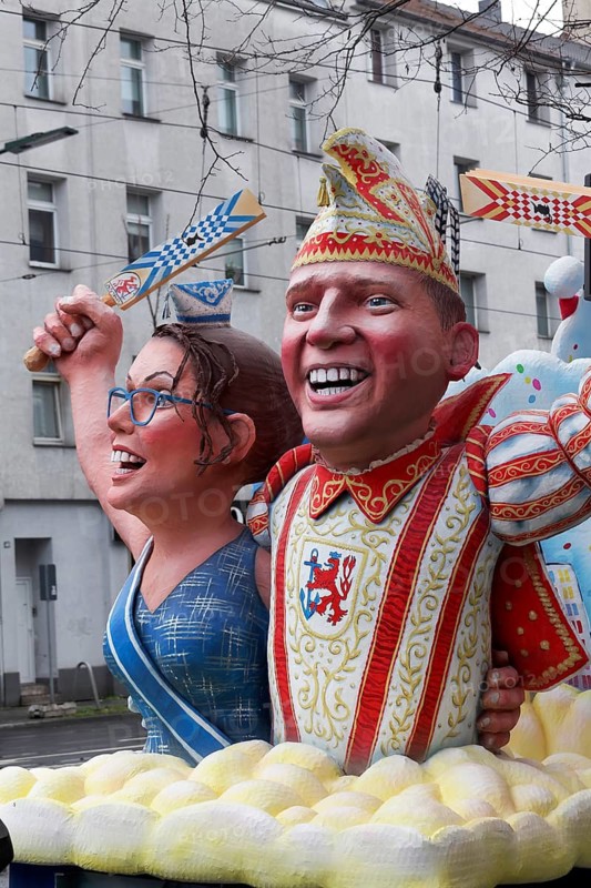 Carnival princess and carnival prince, lifelike papier-mâché figures on a carnival float, Düsseldorf Rosenmnontagszug, Düsseldorf, North Rhine-Westphalia, Germany