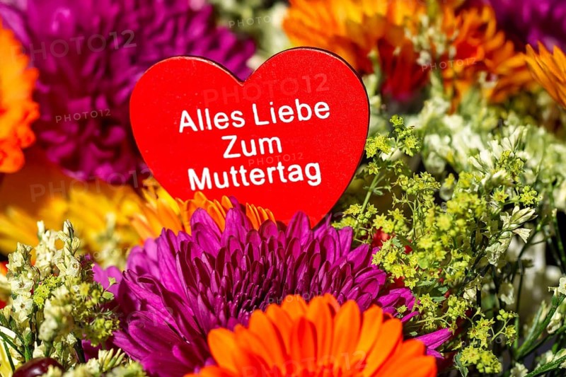 Mother's Day: Bouquet of flowers with a heart with the inscription ALL THE LOVE FOR MOTHER'S DAY
