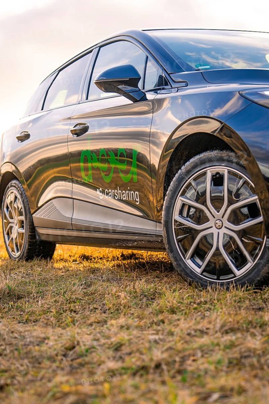 Close-up of a black car with highlighted tyres and logo at sunset, e-car sharing, Deer Mobility, MG4, Calw, Germany