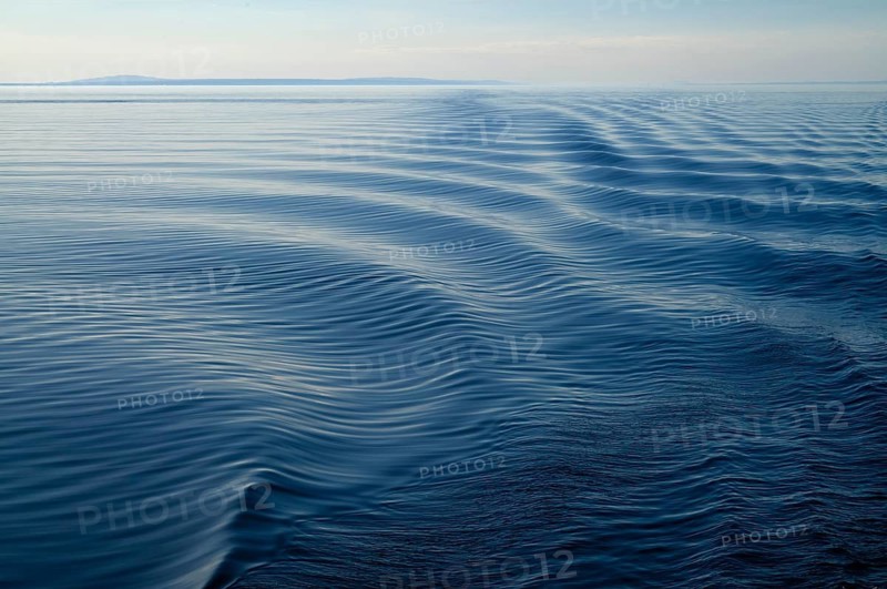 Keelwater, stern wave, waves in water, Bregenz, Vorarlberg, Lake Constance, Austria