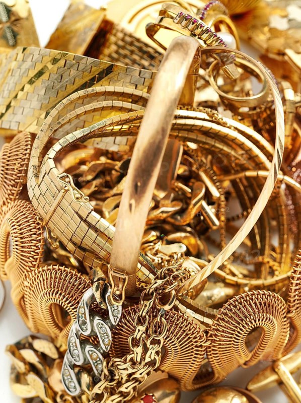 Old gold, various pieces of jewellery, studio shot