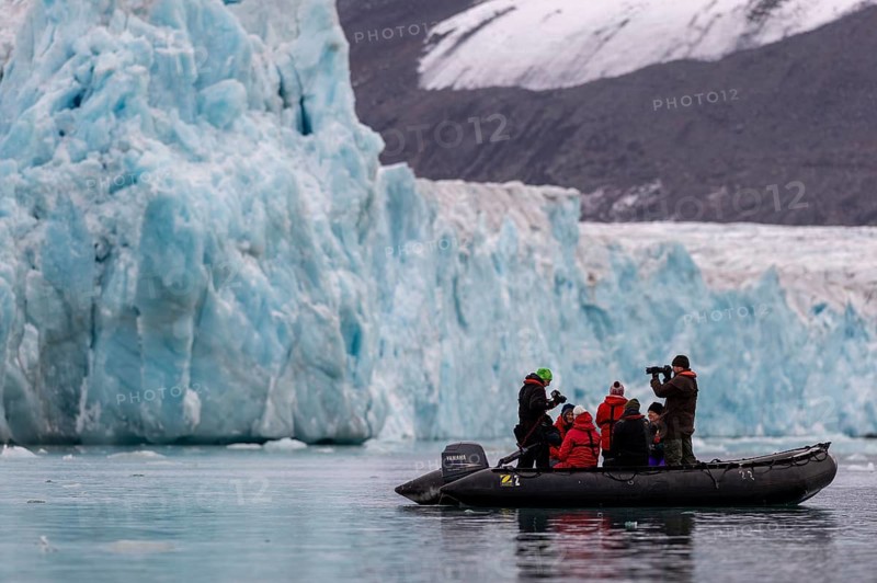 Dinghy with tourists in front of the glacier edge of Monacobreen, iceberg, Liefdefjord, Woodfjord area, Spitsbergen Island, Svalbard and Jan Mayen archipelago, Norway