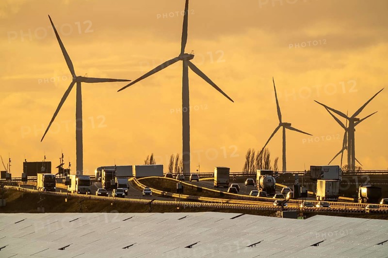 20 MWp ground-mounted photovoltaic system, from RWE, with over 36600 solar modules, in a 200 metre long strip of land, over 1 km long, along the A44 motorway near Bedburg, at the Jackerath junction, recultivated open-cast mining site, wind farm north of Titz, North Rhine-Westphalia, Germany