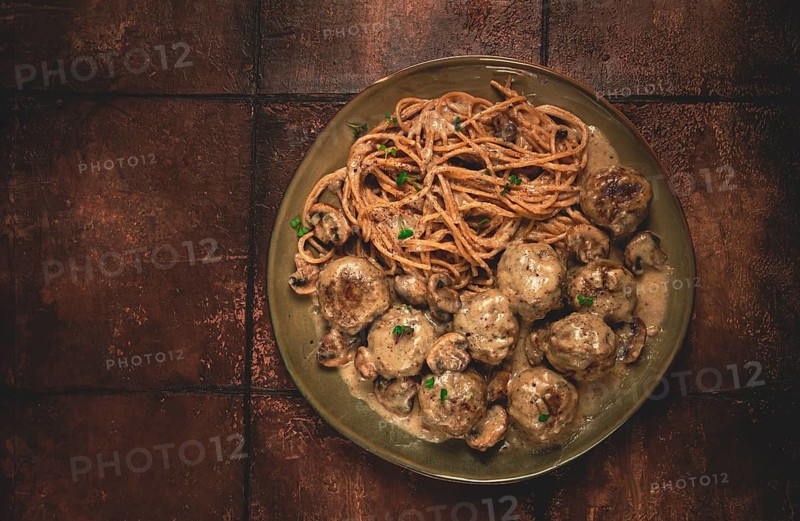 Spaghetti with meatballs and mushrooms, in cream sauce, homemade, no people