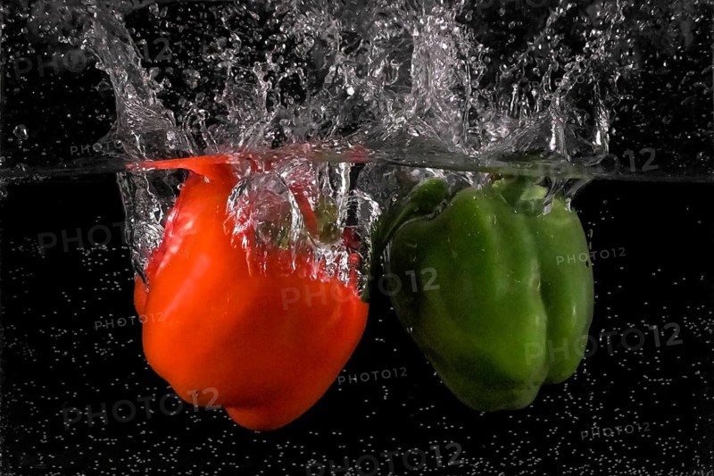 Paprika (Capsicum), red and green, falls into water, Germany