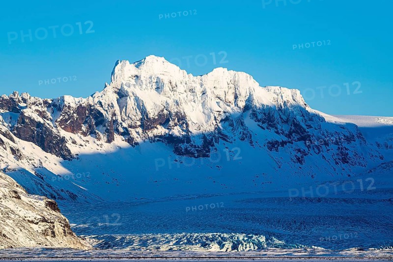 Snowy mountain peaks of Skaftafellsfjöll, in front the glacier of Skeidararjökull, near Skaftafell, Sudurland Iceland