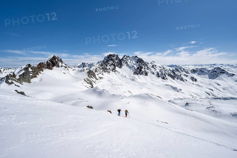 Two ski tourers in mountain landscape with snow, view of peaks Piz Grialetsch and Piz Vadret, ascent to Scalettahorn, Grisons Haute Route, Albula Alps, Rhaetian Alps, Grisons, Switzerland