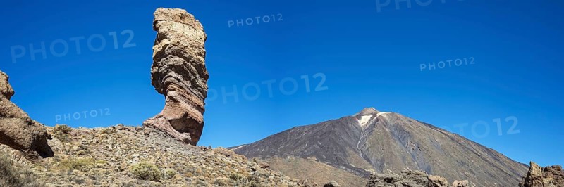 Roque Chinchado, also known as the Stone Tree or Finger of God, landmark of the island, Los Roques de Garcia, behind it the Pico del Teide, 3717m, Las Cañadas, Teide National Park, Tenerife, Canary Islands, Spain