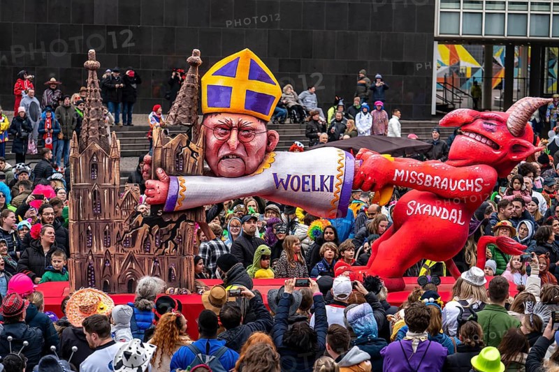 Rose Monday parade in Düsseldorf, street carnival, carnival floats by float builder Jacques Tilly, abuse scandals in the Catholic Church, Cardinal Woelki of Cologne holds on to his post despite massive criticism