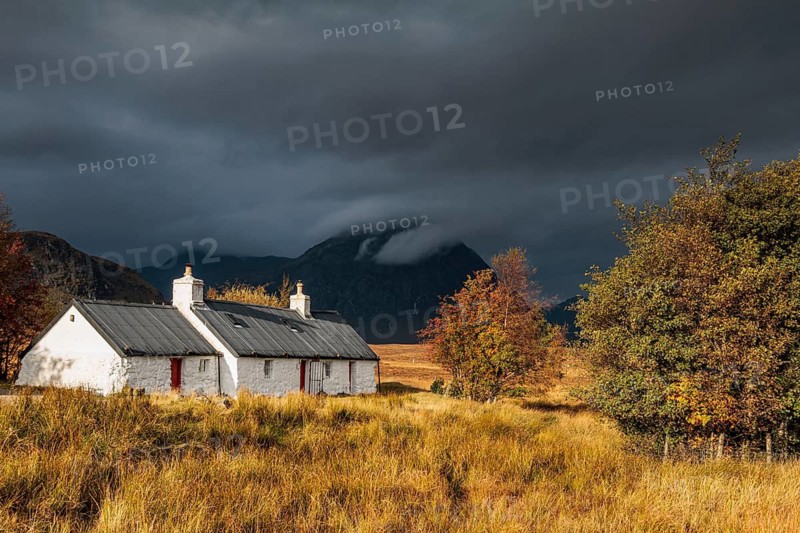 Cottage in front of mountains, cloudy mood, autumn, Blackrock Cottage, Glencoe, Scottish Highlands, Scotland, Great Britain
