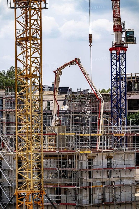 Construction site in Essen-Altendorf, construction of 90 rental flats in 4 buildings, later 550 new flats are to be created on the site, part of the construction project Wohnen am Krupp-Park, of the Thelen Group, North Rhine-Westphalia, Germany
