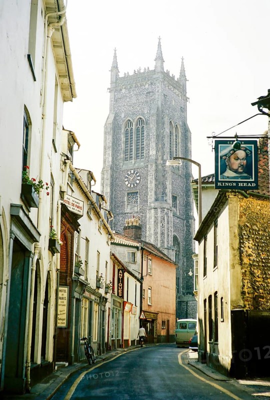 Blick auf die Kirche in der High Street, Cromer, Norfolk, England, UK, 1969